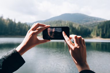 bir doğa bir akıllı telefon ile fotoğrafını eller