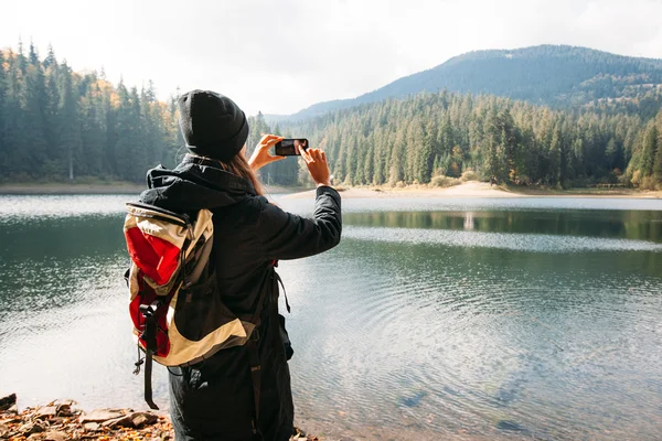 Manos tomando una foto de una naturaleza con un teléfono inteligente — Foto de Stock