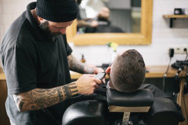 Yerel Kuaför s sakallı adam onun saç ve sakal kesmek