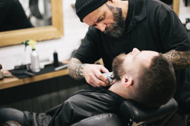 Yerel Kuaför s sakallı adam onun saç ve sakal kesmek