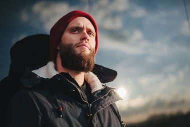 Hipster sakallı adam açık