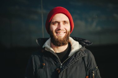 Hipster sakallı adam açık