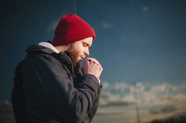 Hipster sakallı adam açık