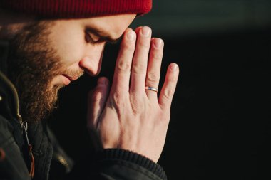 Adam dışında Allah'a dua