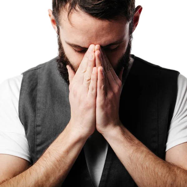 Junger Mann betet vor grauem Hintergrund — Stockfoto