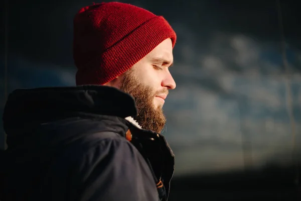 Hipster adam portre ile şehirde gözlerini kapatır — Stok fotoğraf