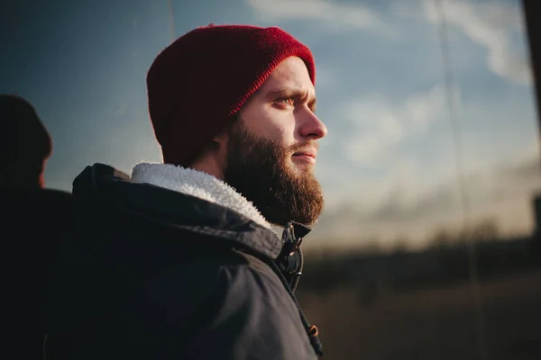 Hipster barbudo hombre al aire libre — Foto de Stock