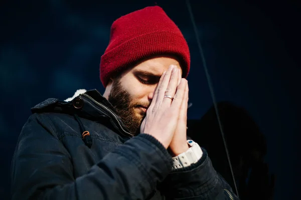 Hombre rezando afuera a Dios — Foto de Stock