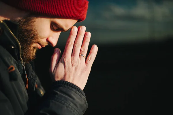 Hombre rezando afuera a Dios — Foto de Stock