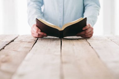 İncil okuyup dua eden bir kadın