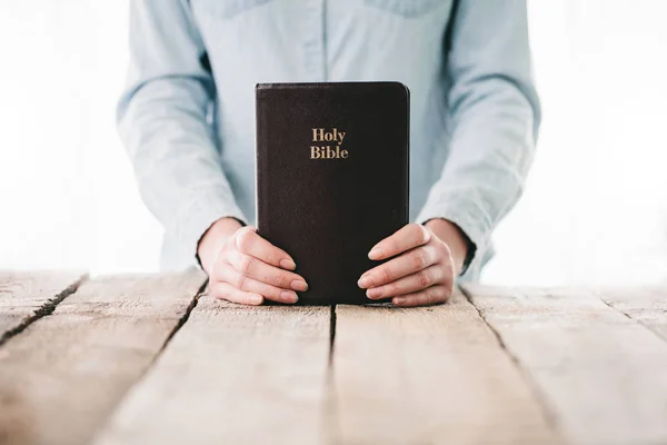 Kvinna läser och ber över Bibeln — Stockfoto