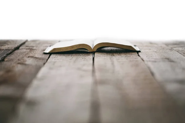 Biblia na drewnianym stole — Zdjęcie stockowe