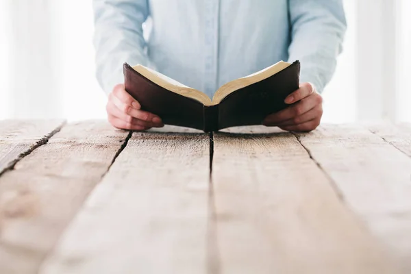 Frau liest und betet über Bibel — Stockfoto