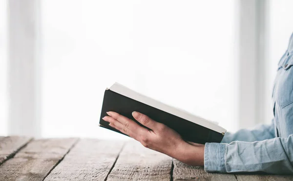 Frau liest und betet über einer Bibel — Stockfoto