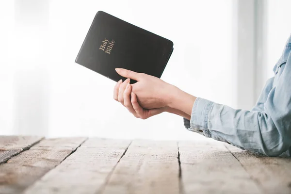 Mujer leyendo y rezando sobre la Biblia — Foto de Stock