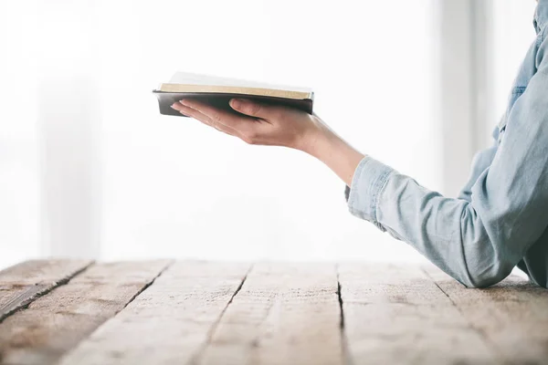 Woman reading and praying over Bible — Stock Photo, Image