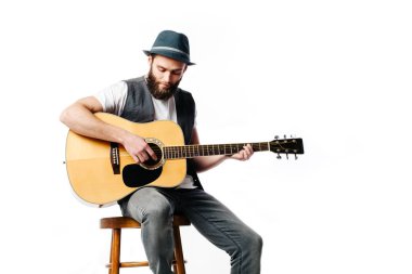 İskambil gitar çalan ve şarkı söyleyen