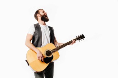 İskambil gitar çalan ve şarkı söyleyen