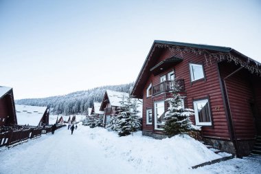 Dağlarda kayak merkezi