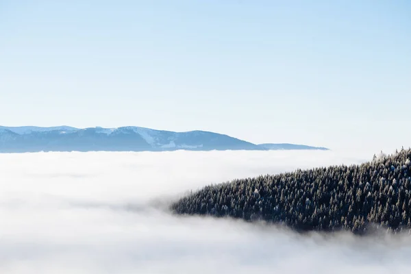Montañas de invierno con niebla — Foto de Stock