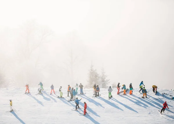 Skifahren im Bergort bei Nebel — Stockfoto