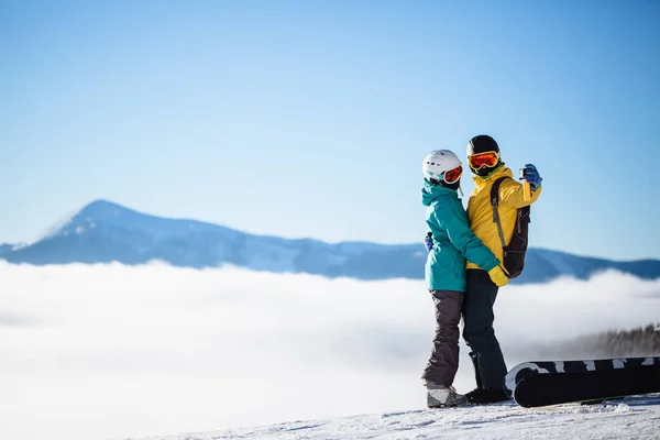 Esquiadores tomando fotos de sí mismos con un smartphone sobre una montura —  Fotos de Stock