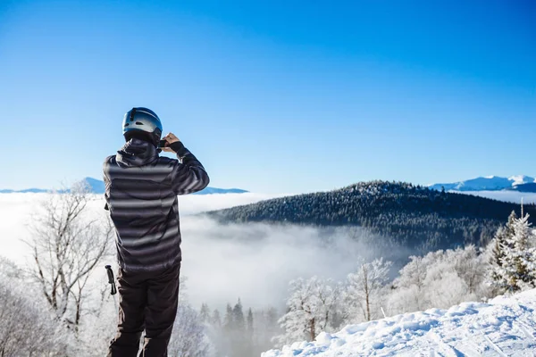 Hombre en ropa de invierno tomando una selfie con montañas — Foto de Stock
