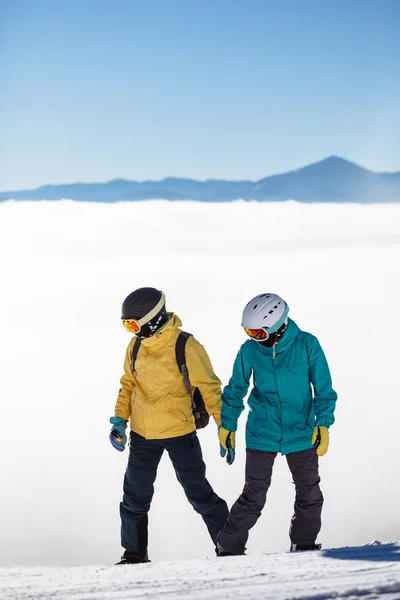 Skiiers casal esqui nas montanhas — Fotografia de Stock