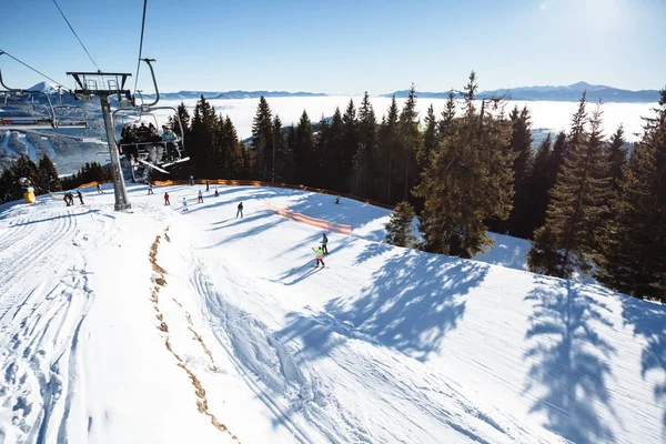 Estación de esquí y pista de esquí con vistas a las montañas —  Fotos de Stock