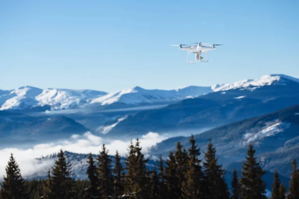 Безпілотник літає з цифровою камерою над горами — стокове фото
