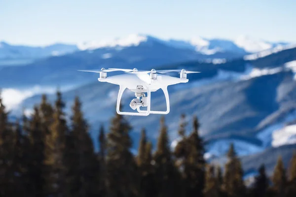Drone digitális fényképezőgép a hegyek felett repülő helikopter — Stock Fotó