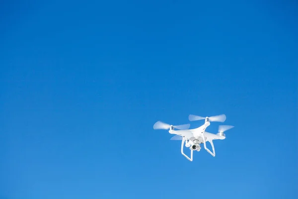 Drone copter volant avec appareil photo numérique au-dessus des montagnes — Photo