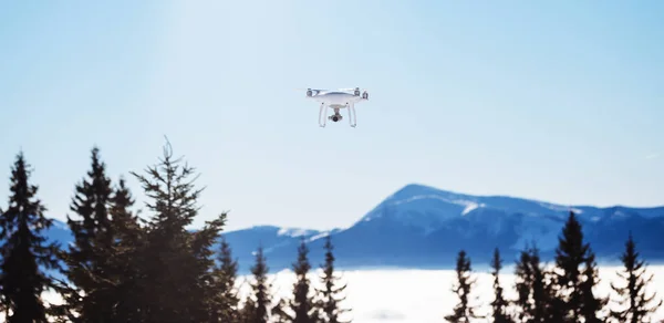 Helicóptero drone voando sobre montanhas — Fotografia de Stock