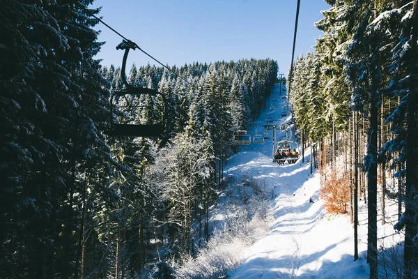 Skigebiet in den Bergen — Stockfoto