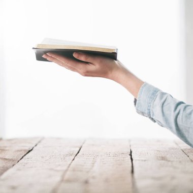 İncil okuyup dua eden bir kadın