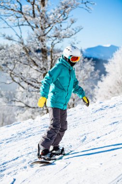Derin mavi gökyüzü ile dağlarda pateni snowboarder
