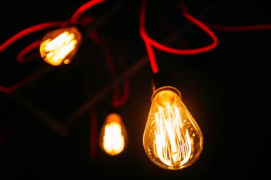 Retro edison ampul karanlık odada