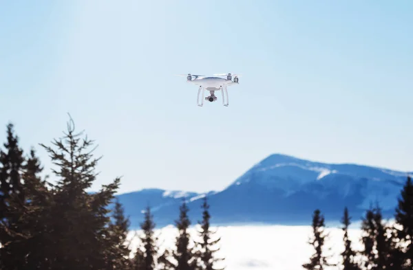 Drone copter survolant les montagnes — Photo