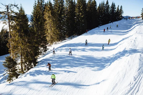 Snowboardzista, jazda na łyżwach w górach z głęboko niebieski niebo — Zdjęcie stockowe