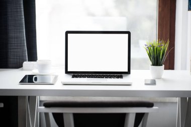 İzole edilmiş ekranlı ahşap bir masada dizüstü bilgisayar.