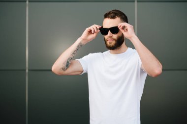 Logonuzu yeri olan beyaz boş t-shirt giyen hipster