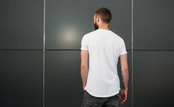 Hipster vistiendo blanco camiseta en blanco con espacio para su logotipo — Foto de Stock