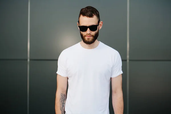 Hipster wearing white blank t-shirt with space for your logo — Stock Photo, Image