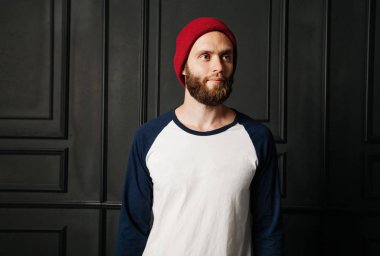 logonuzu bir hipster doğum yeri olan beyaz boş t-shirt dostum wi