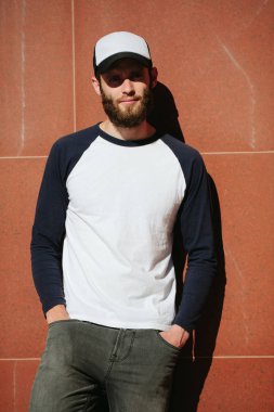 Logonuzu yeri olan beyaz boş t-shirt giyen hipster