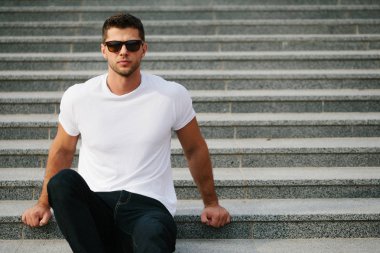 Logonuzu yeri olan beyaz boş t-shirt giyen hipster
