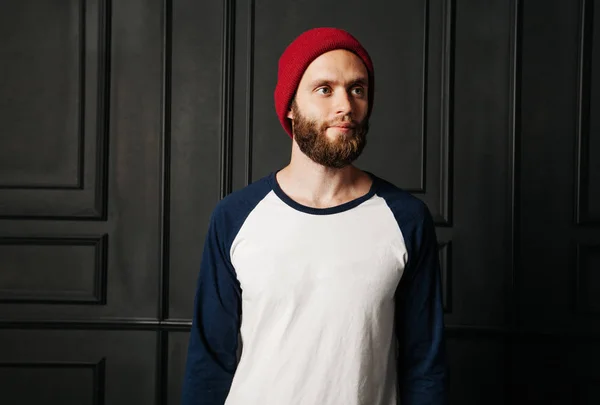 Camiseta blanca en blanco con espacio para su logotipo en un hombre hipster wi — Foto de Stock