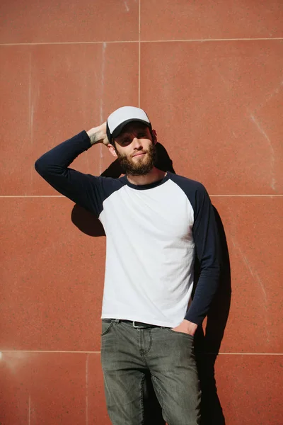 Hipster indossa una t-shirt bianca con spazio per il tuo logo — Foto Stock