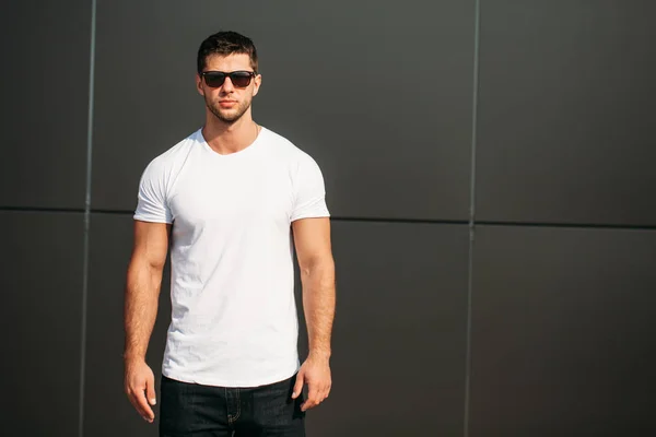 Hipster wearing white blank t-shirt with space for your logo — Stock Photo, Image