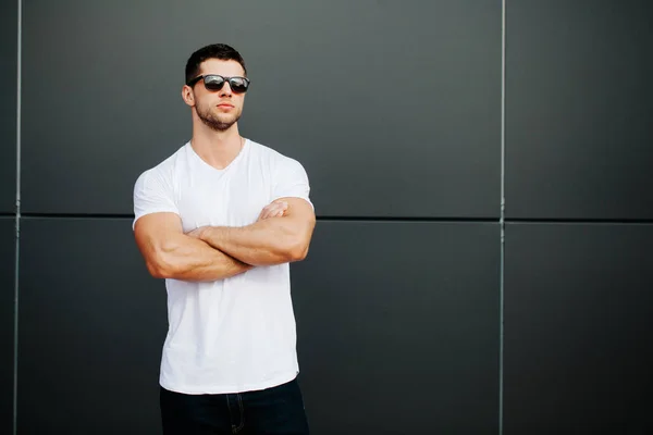 Hipster wearing white blank t-shirt with space for your logo — Stock Photo, Image